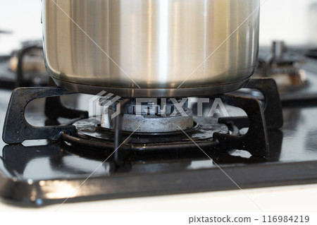 Hand pot cooking on a gas stove 116984219