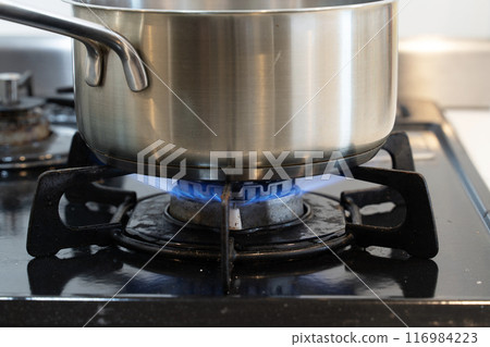 在煤氣爐上做飯的手鍋 116984223