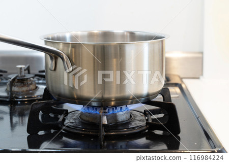 Hand pot cooking on a gas stove 116984224
