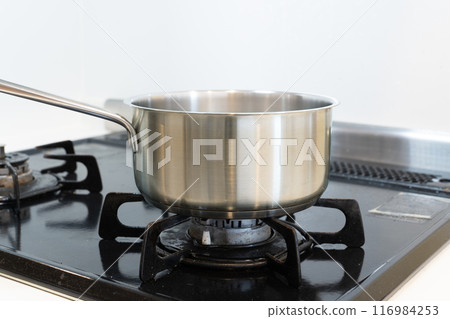 在煤氣爐上做飯的手鍋 116984253