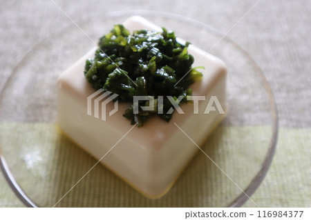 冷豆腐上加韭菜醬油 116984377