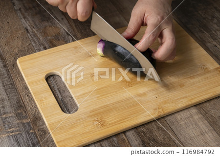 Make keema curry Cut vegetables Chop vegetables 116984792