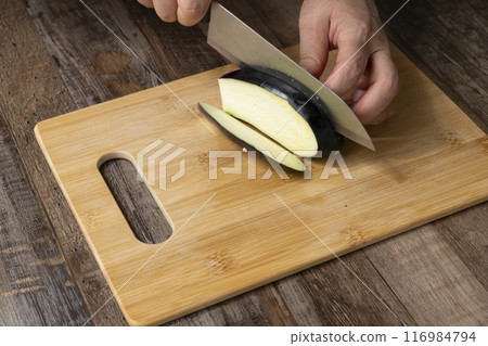 Make keema curry Cut vegetables Chop vegetables Make keema curry Cut vegetables Chop vegetables 116984794