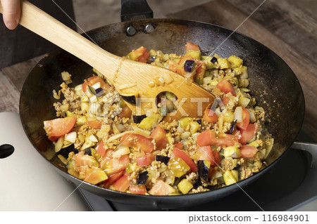 製作 keema 咖哩：炒蔬菜和碎肉並調味。 116984901