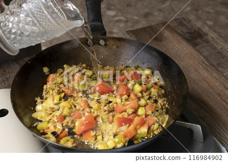 製作 keema 咖哩：炒蔬菜和碎肉並調味。 116984902
