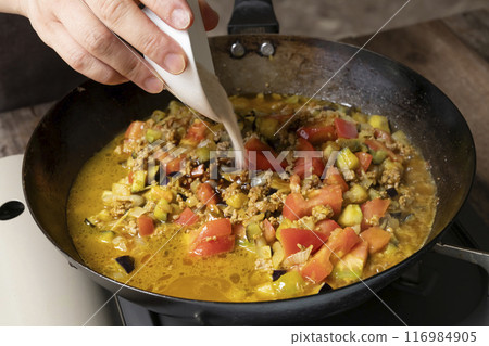 Make Keema Curry. Stir-fry the vegetables and minced meat and add seasoning. Make Keema Curry. Stir-fry the vegetables and minced meat and add seasoning. 116984905