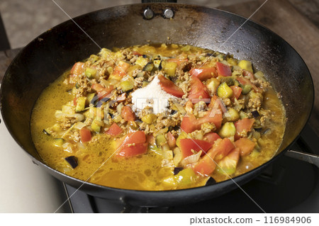 Make Keema Curry. Stir-fry the vegetables and minced meat and add seasoning. Make Keema Curry. Stir-fry the vegetables and minced meat and add seasoning. 116984906