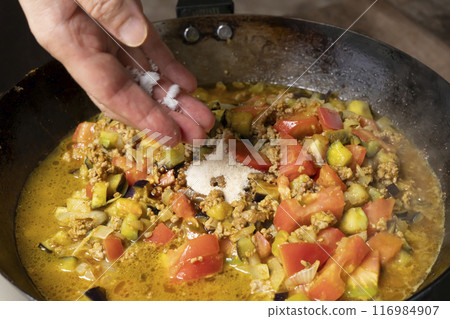 製作 keema 咖哩：炒蔬菜和碎肉並調味。 116984907