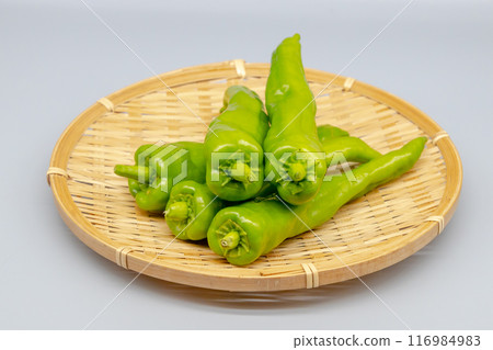 籃子裡的甜辣椒不是辣辣椒。 116984983