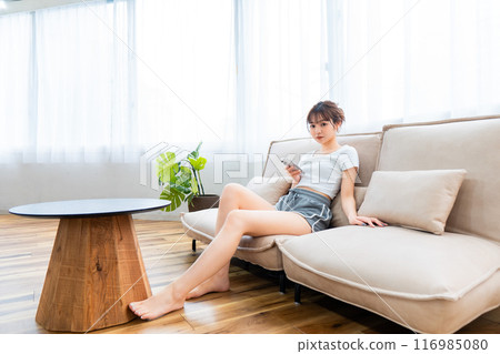 穿著家居服在沙發上放鬆的女人/假日早晨/放鬆 穿著家居服在沙發上放鬆的女人/假日早晨/放鬆 116985080