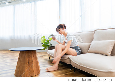 Woman in loungewear relaxing on sofa / Holiday morning / Relaxing 116985083