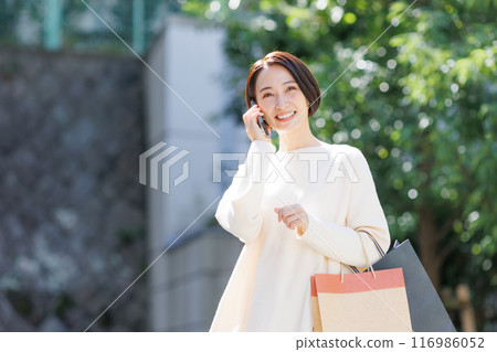 一個女人帶著購物袋 一個女人帶著購物袋 116986052