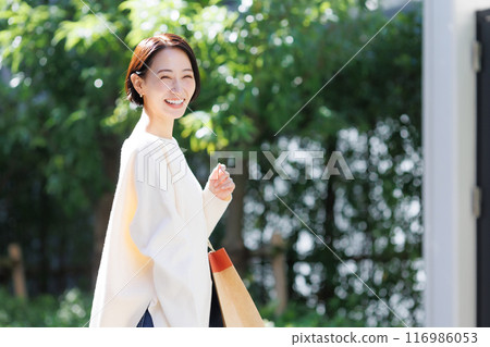 一個女人帶著購物袋 116986053