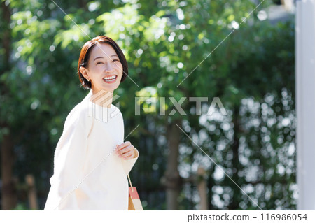 A woman with a shopping bag 116986054