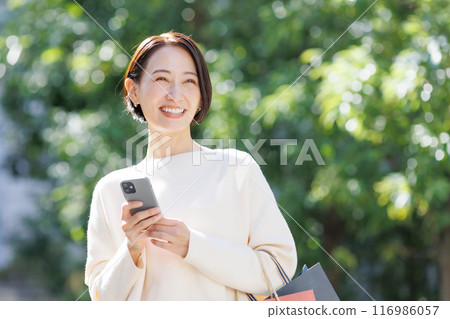 一個女人帶著購物袋 116986057