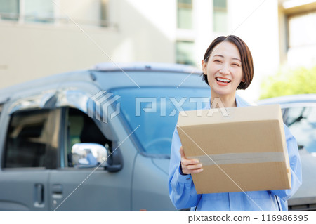 正在送貨的女人 116986395