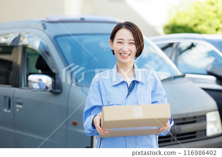 正在送貨的女人 116986402