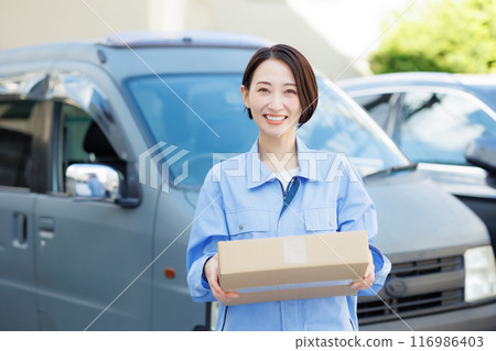 正在送貨的女人 116986403