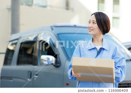 Woman delivering a parcel Woman delivering a parcel 116986409