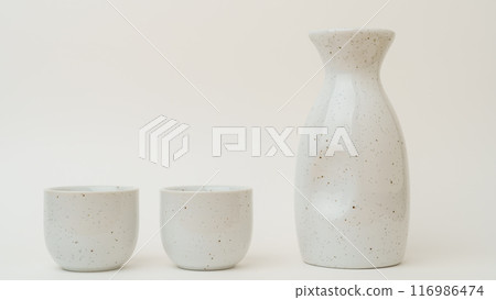 Image of Japanese sake | Tokkuri and sake cup 116986474