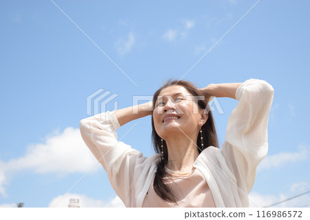 老婦人在藍天下伸展身體 116986572
