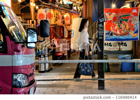 銀座 Miyuki 街頭警衛下停著的酒類商店卡車和女子 銀座 Miyuki 街頭警衛下停著的酒類商店卡車和女子 116986914