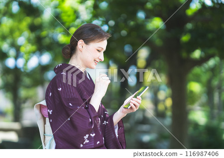 穿著和服的外國女性操作智慧型手機 穿著和服的外國女性操作智慧型手機 116987406