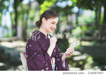 穿著和服的外國女性操作智慧型手機 穿著和服的外國女性操作智慧型手機 116987407