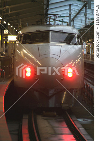 Sanyo Shinkansen 0 Series Kodama train stopped at Shin-Osaka: Fresh Green formation 116987419