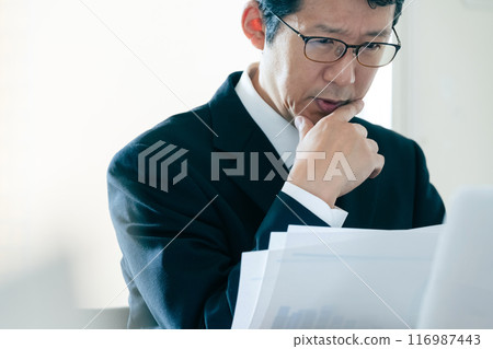 擔心看文件的商人 116987443