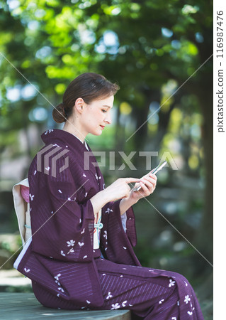 穿著和服的外國女性操作智慧型手機 穿著和服的外國女性操作智慧型手機 116987476