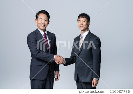 握手的中間商人 116987786