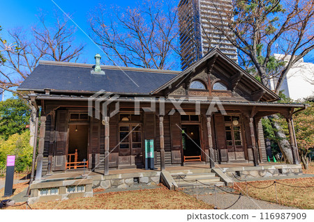 Autumn at the Former Iwasaki Residence Garden (billiard hall) in Ikenohata, Taito Ward, Tokyo 116987909