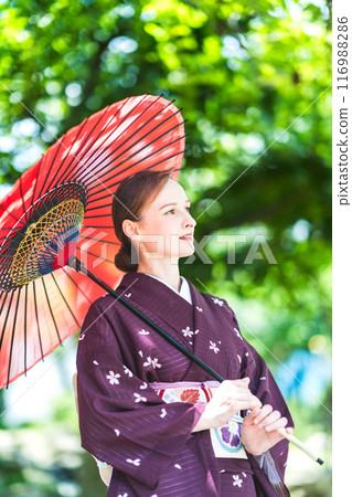 樹蔭，雨傘，外國女人，和服 116988286