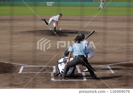 追逐白球的棒球運動員 追逐白球的棒球運動員 116989076