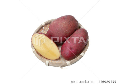 白色背景漏勺裡的土豆 紅月亮品種的土豆 白色背景漏勺裡的土豆 紅月亮品種的土豆 116989155