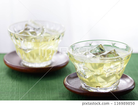 Cold green tea 116989850
