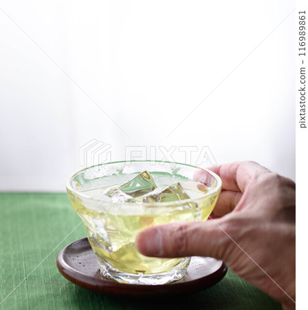 Cold green tea 116989861