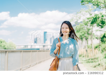 Commuting business woman Commuting business woman 116990312