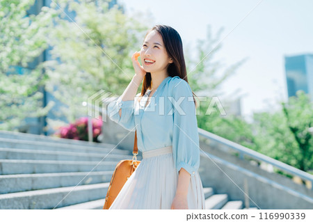 上樓梯的女商人 116990339