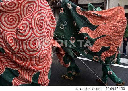 Takayama City, Gifu Prefecture, Japan: Traditional performing arts at the Takayama Spring Festival: Lion dancers parade through the densely populated alleys 116990460