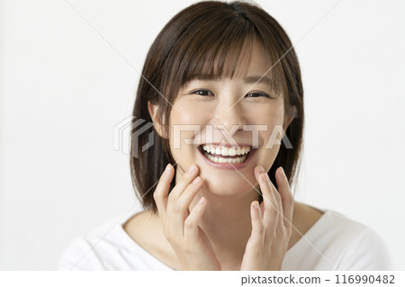 A woman in her 30s with a beautiful smile and straight teeth 116990482
