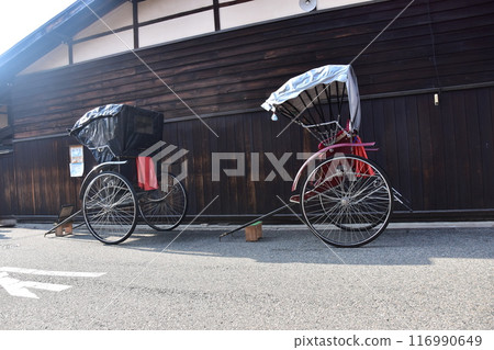 日本的春天，岐阜縣高山市，人力車停在古老的民居前，復古的身體和日本房屋 116990649