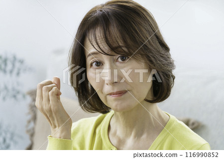 一位中年婦女臉上焦急的臉部特寫 一位中年婦女臉上焦急的臉部特寫 116990852