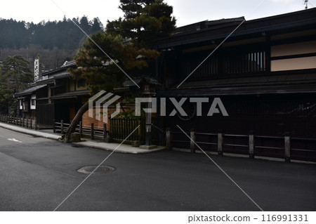 日本岐阜縣的春天。高山市中心的老城區景觀。具有歷史感的日本房屋和宏偉的松樹。 116991331