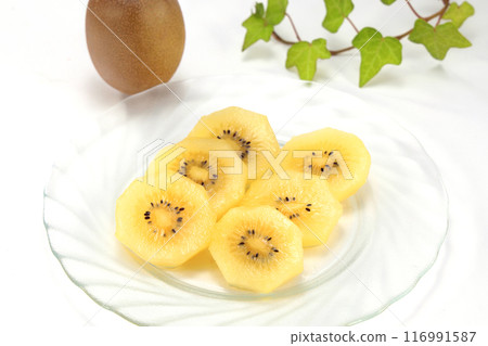 Cut gold kiwi fruit 116991587