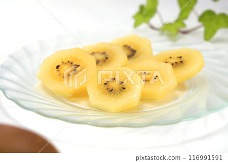 Cut gold kiwi fruit Cut gold kiwi fruit 116991591
