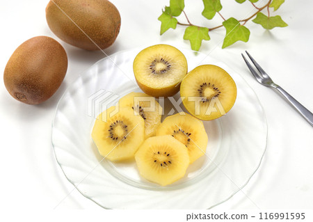 Cut gold kiwi fruit Cut gold kiwi fruit 116991595