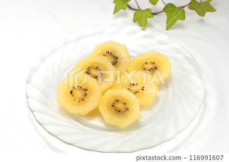 Cut gold kiwi fruit Cut gold kiwi fruit 116991607