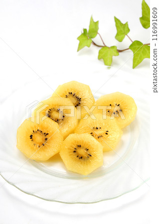 Cut gold kiwi fruit 116991609